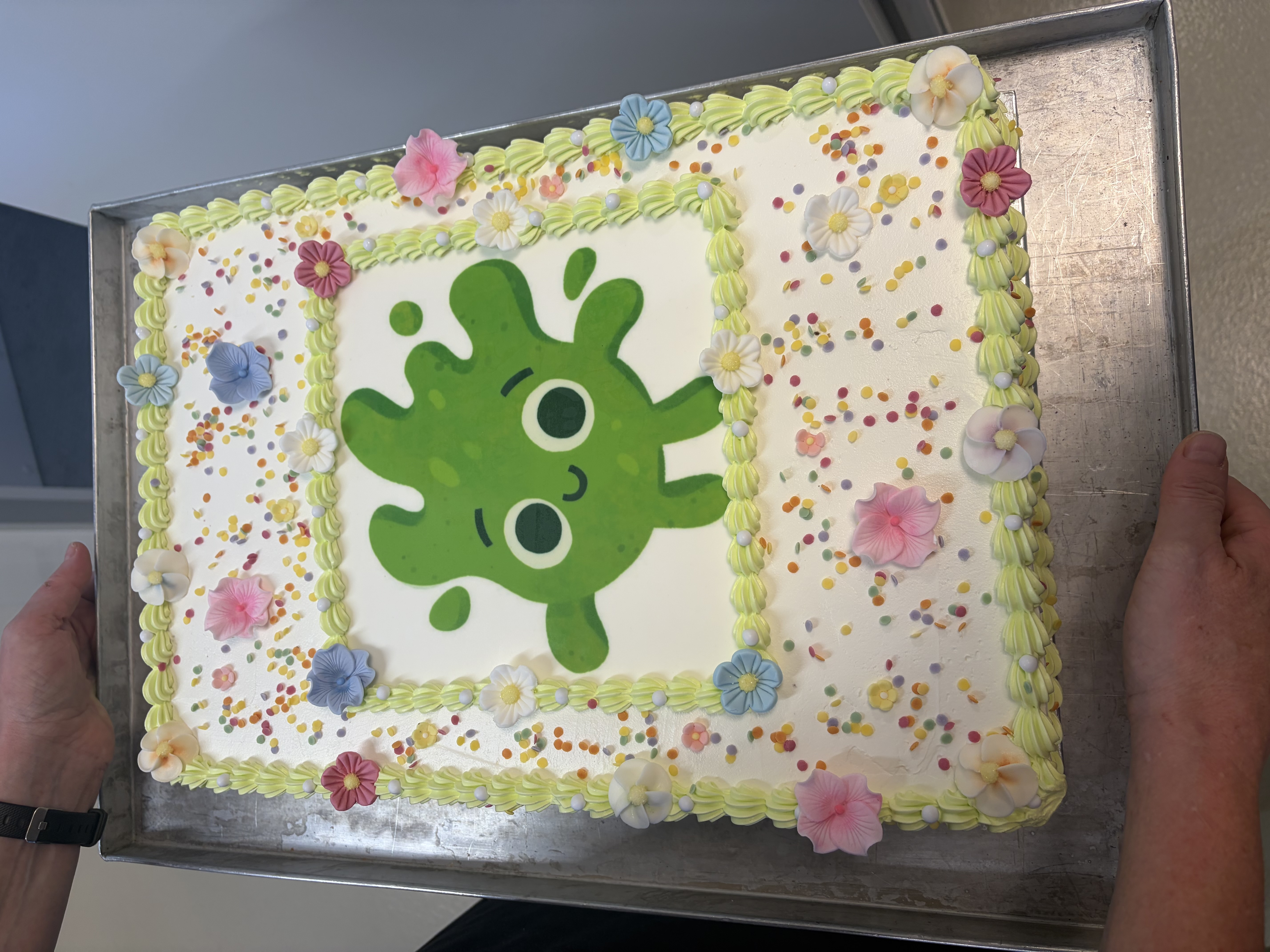 Eine bunte Geburtstagstorte mit Karl Klecks