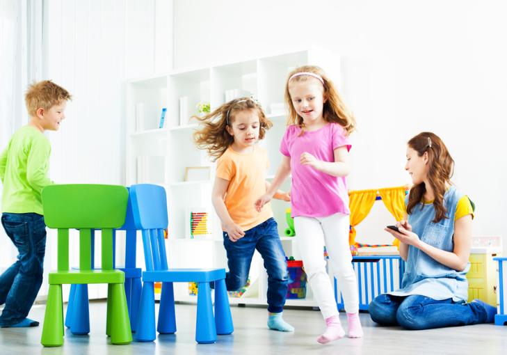 Kinder spielen in einer Kita