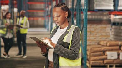 
		Mitarbeiterin mit Tablet
	