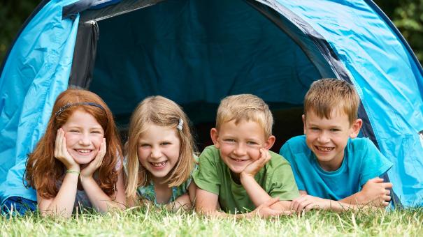 
		fröhliche Kinder im Zelt
	