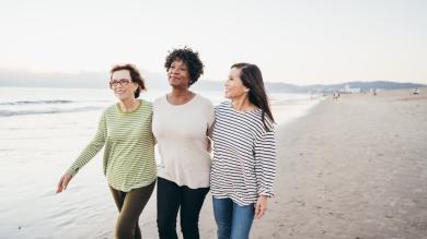 
		3 Frauen unterschiedlicher Herkunft und Alters gehen am Stran spatzieren
	