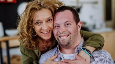 
		Mutter mit erwachsenem Sohn mit Down Syndrom
	
