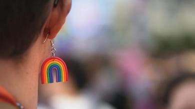 
		Junger Mensch mit Regenbogen-Ohrring
	