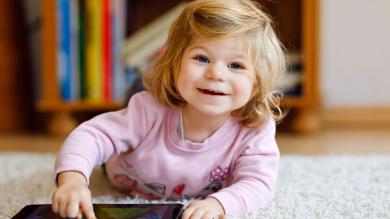 
		Kleines Mädchen spielt mit Tablet
	