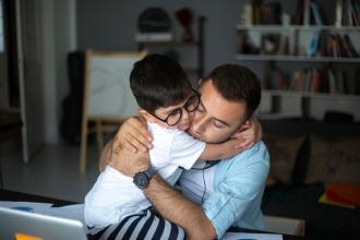 
		Vater und Sohn umarmen sich
	
