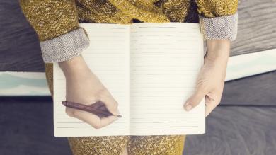 
		Eine Frau macht sich Notizen für ein besseres Zeitmanagement
	