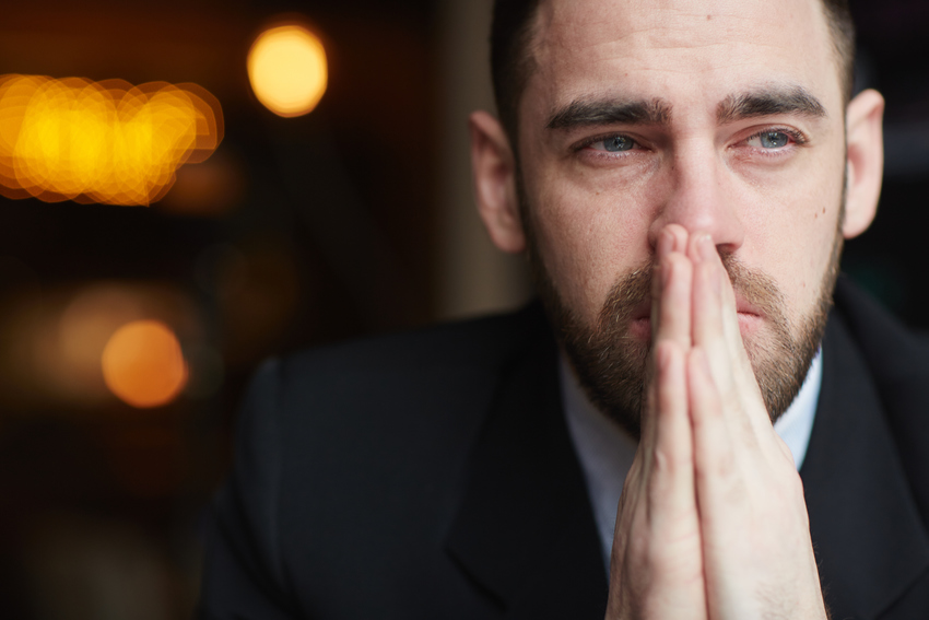 Mann mit Depressionen am Arbeitsplatz