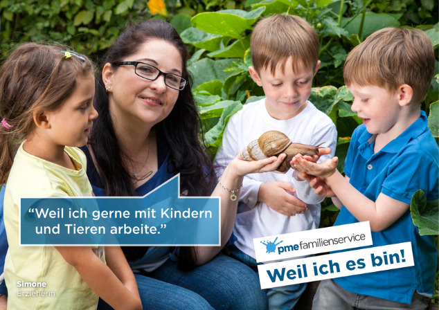 Erzieherin Simone spielt mit Kindern im Garten und sagt