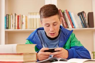Junge schaut auf Smartphone