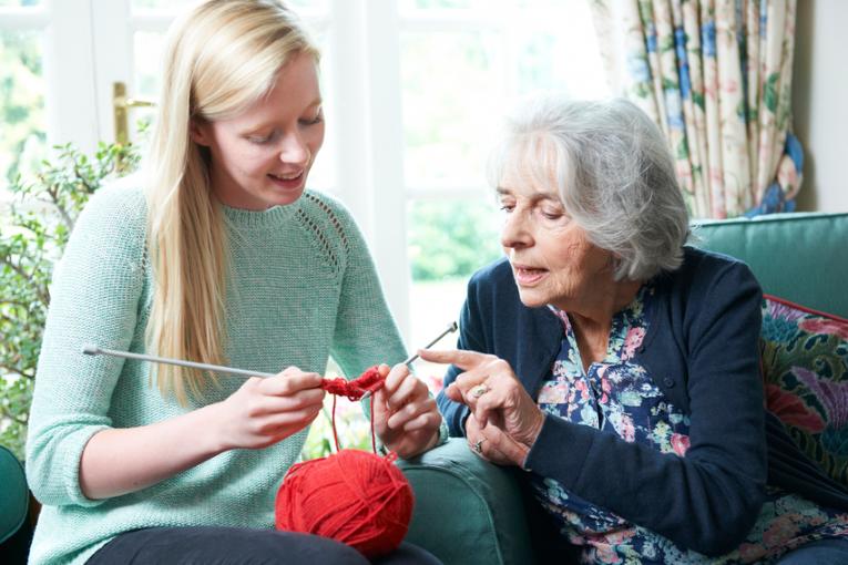 Junge Frau mit Oma beim Stricken