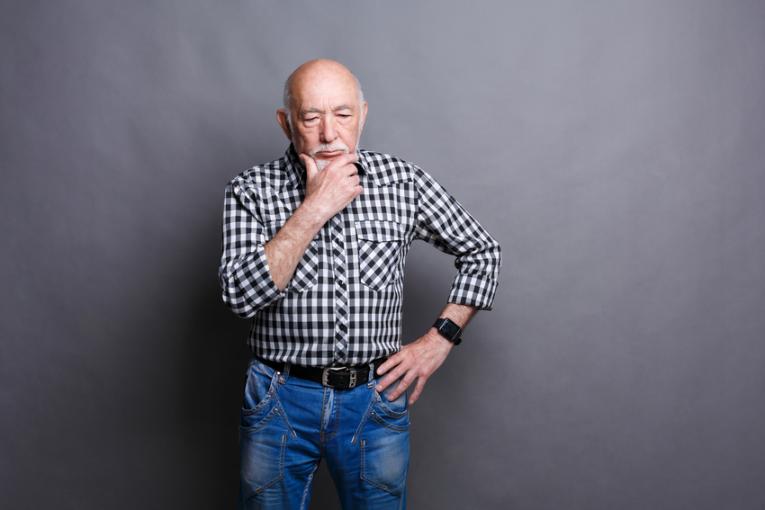 Älterer Mann schaut nachdenklich