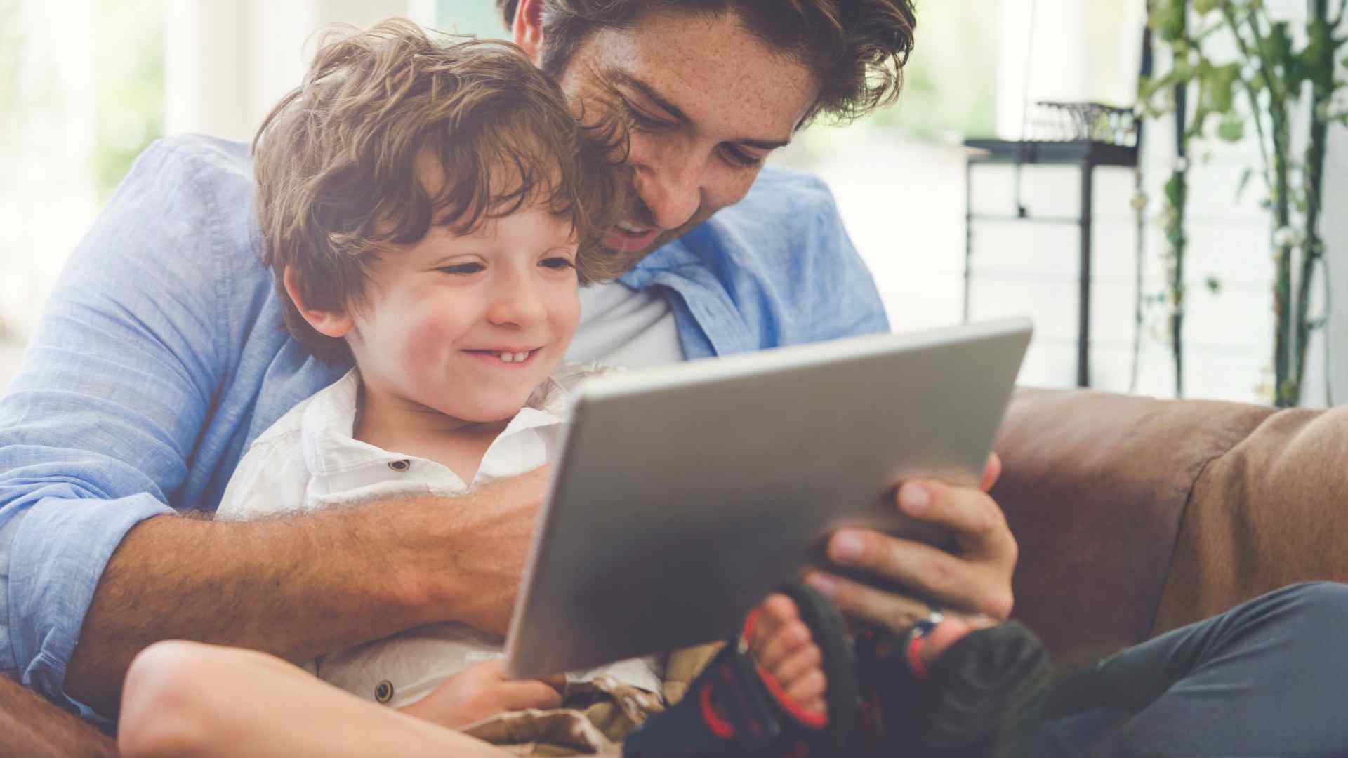 Vater und Sohn mit Tablet