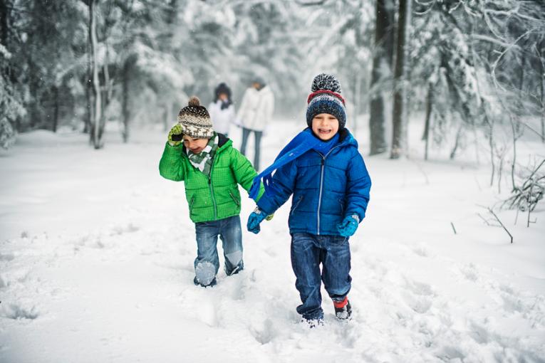 Kinder gehen im Schnee