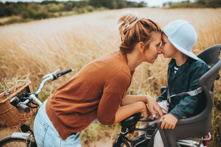 Mutter und Sohn machen eine Radtour im Grünen