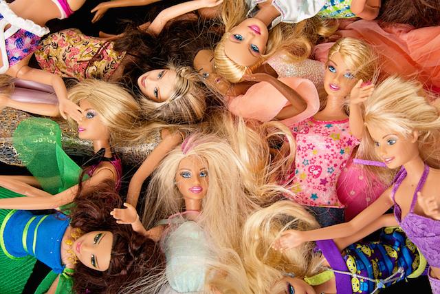 Viele Barby Puppen liegen nebeneinander