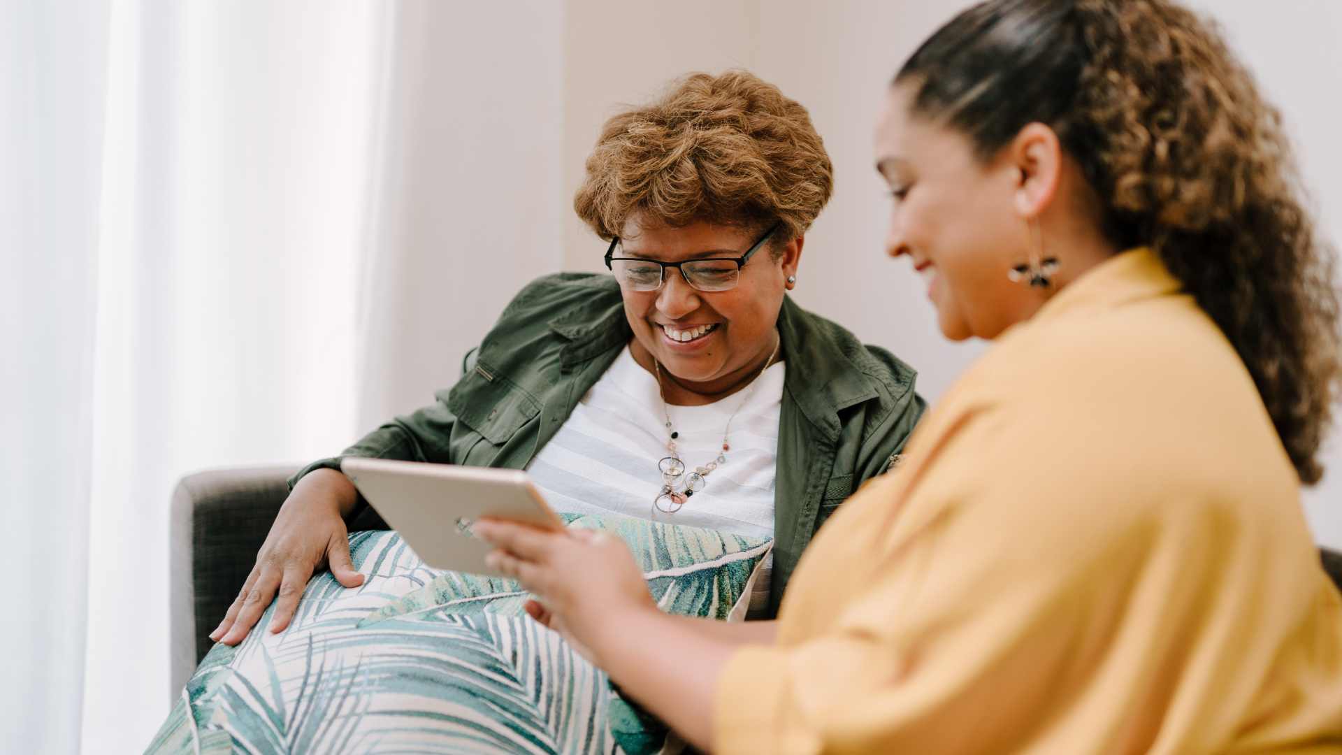 Zwei Frauen mit Tablet