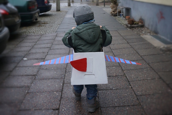 Kind mit Flugzeug 