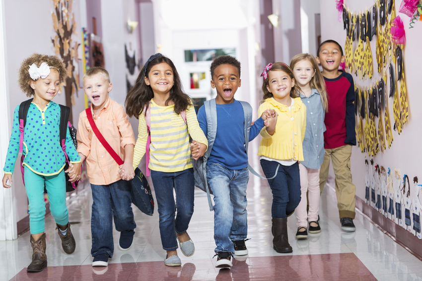 Kinder laufen durch einen Hausflur