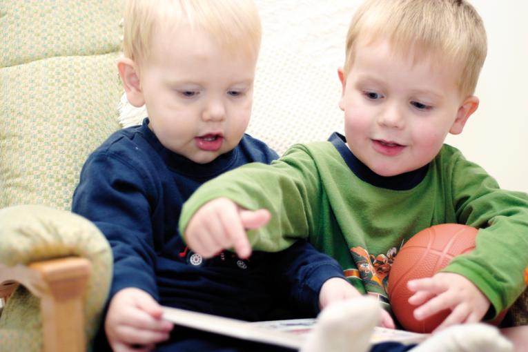 Kinder mit Buch und Ball