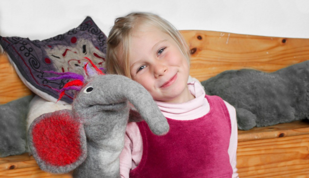 Mädchen mit Elefantenhandpuppe