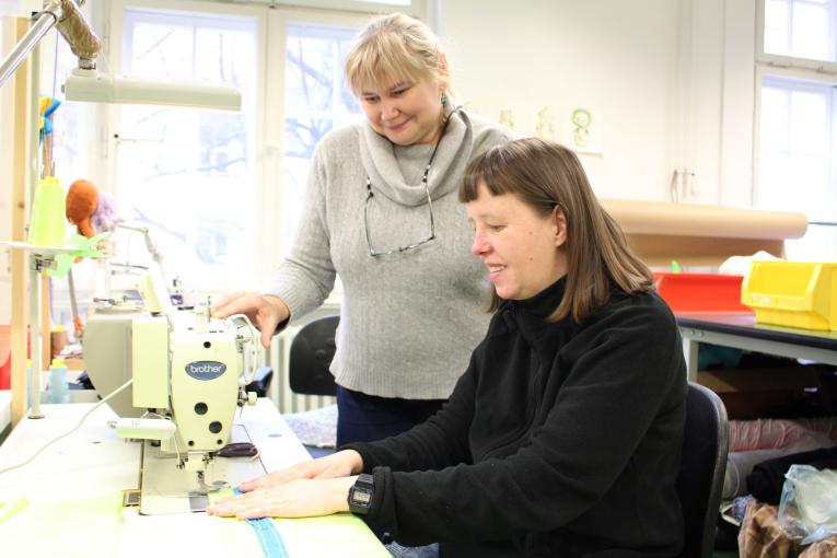 Frauen nähen Nassbeutel für Kitas