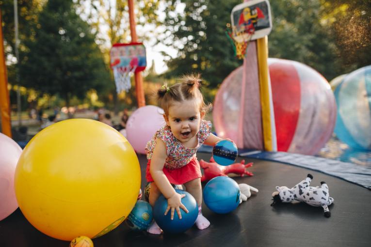 Kleines Mädchen spielt auf dem Spielplatz