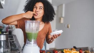 
		Eine Frau bereitet sich einen Smoothy zu
	