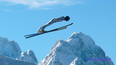 
		Sven Hannawald ist auf dem Fotos zu sehen bei einem Skisprung
	