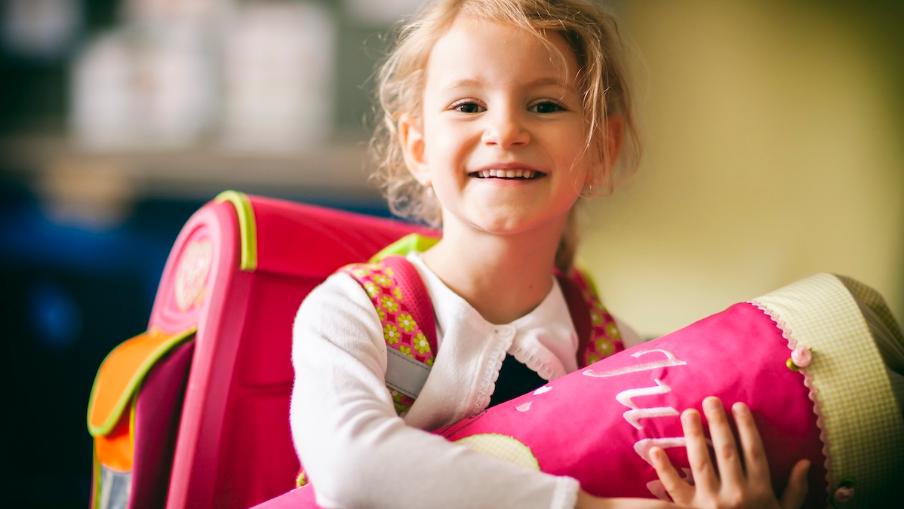 
		Ein Mädchen hält eine Schultüte
	