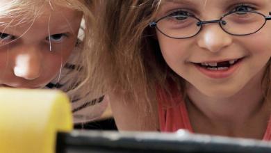 
		Zwei Mädchen zu sehen im Ferienprogramm
	