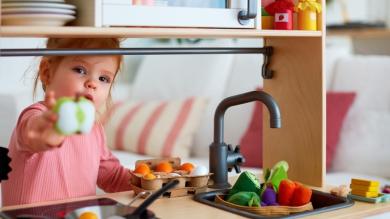 
		Kleines Mädchen in der Notbetreuung
	