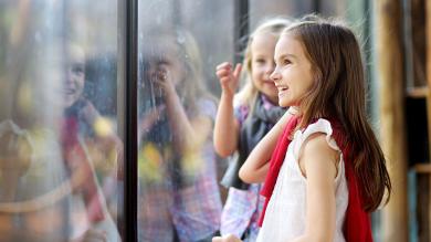 
		Lachende Mädchen im Zoo
	