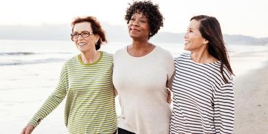 
		3 Frauen unterschiedlicher Herkunft und Alters gehen am Stran spatzieren
	