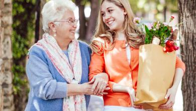 
		eine junge und eine ältere Frau laufen zusammen
	