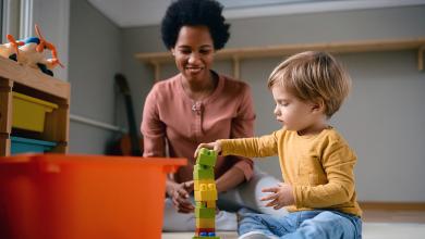 
		Pädagogin mit spielendem Kind
	