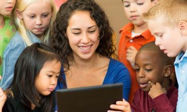 
		Pädagogin liest vor
	