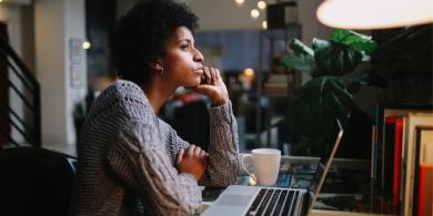 Junge Frau, sitzt am Laptop