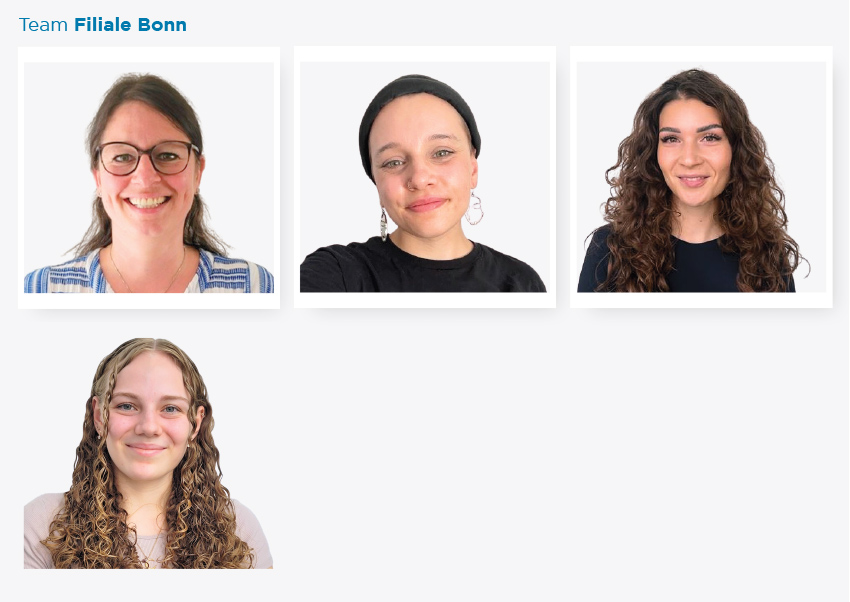 Anja formt mit der Hand ein Herz