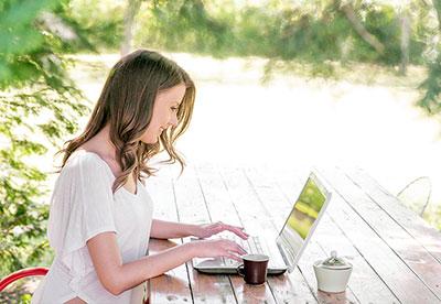 Frau am Laptop