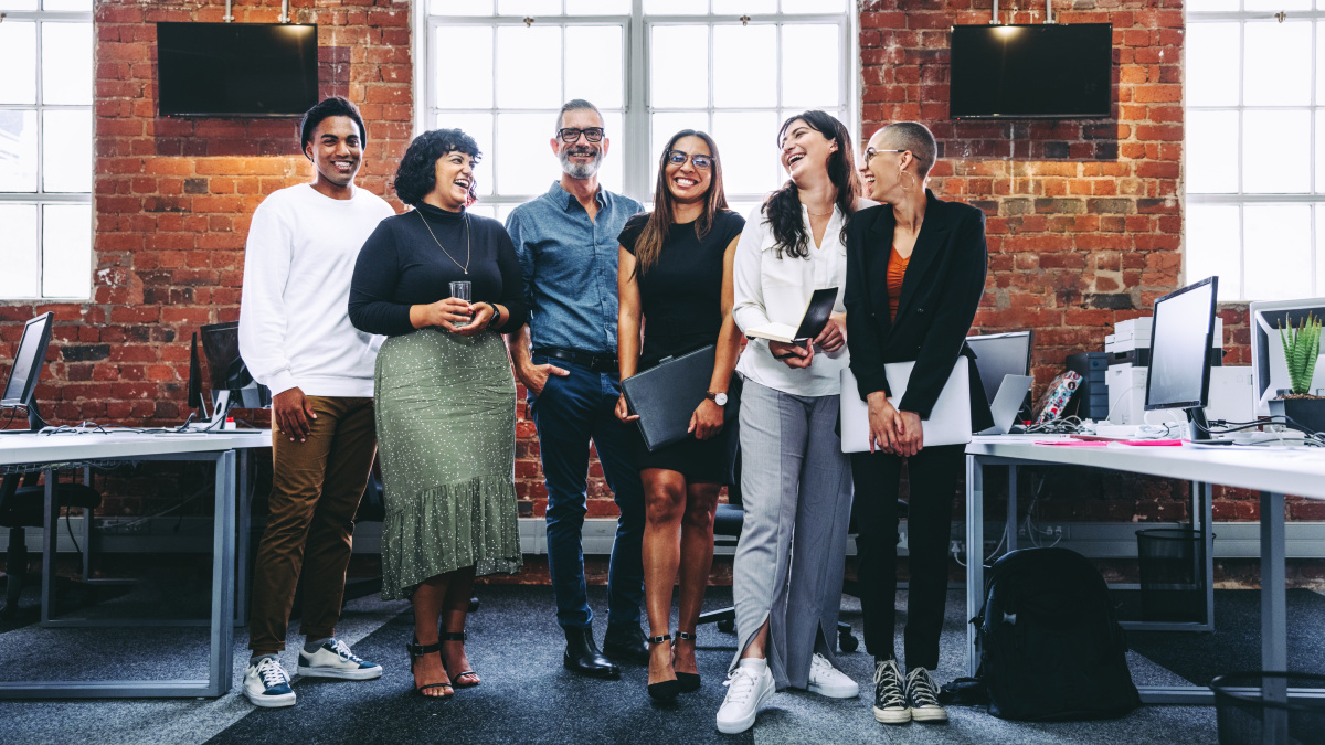 Ein Team bestehend aus unterschiedlichen Generationen hat Spaß im Büro