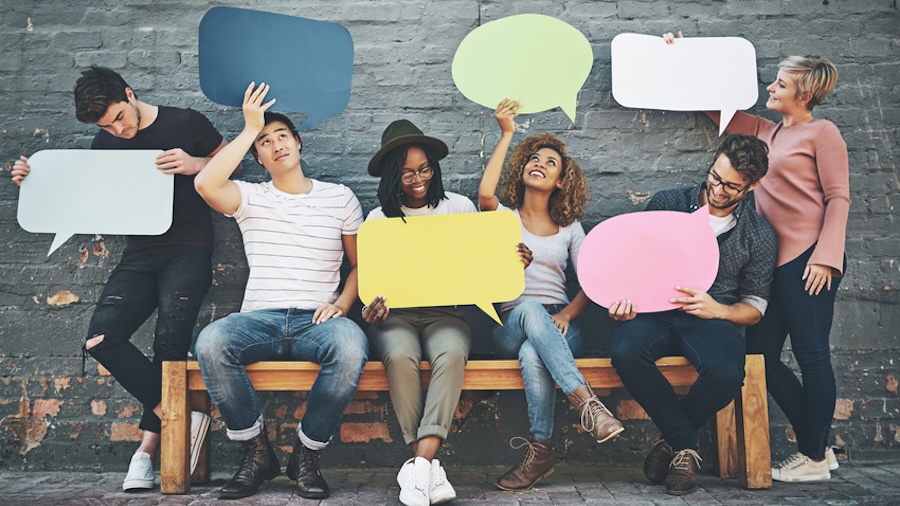 Menschen mir Sprechblasen in den Händen