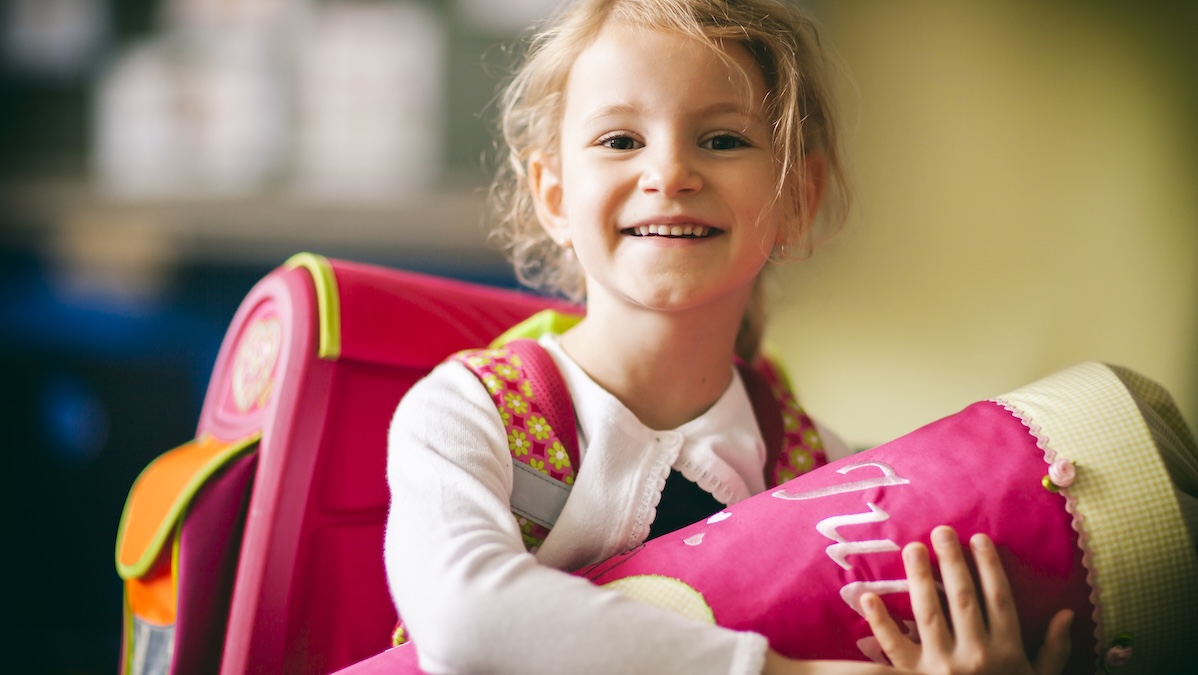Ein Mädchen hält eine Schultüte