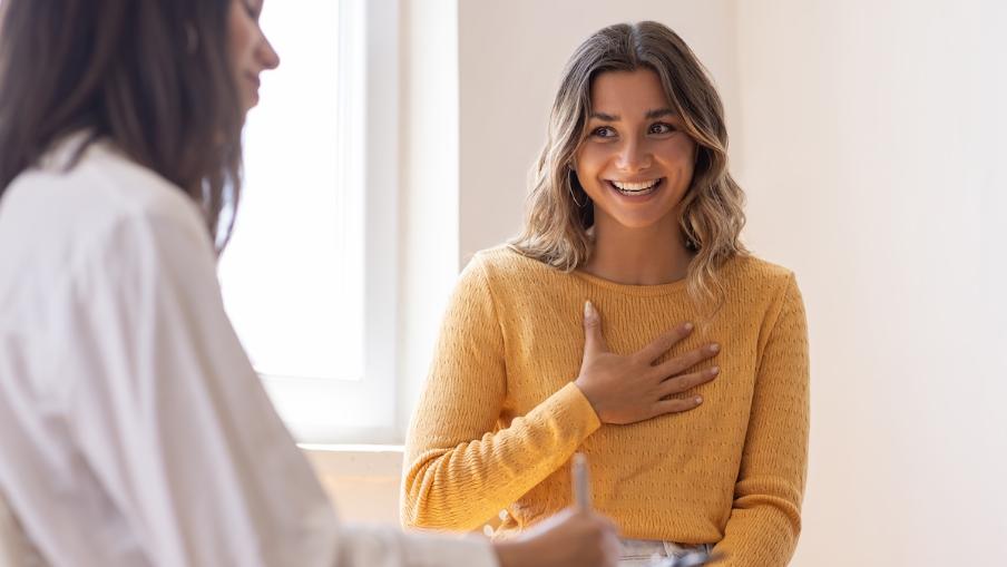 Frau beim Arzt erleichtert