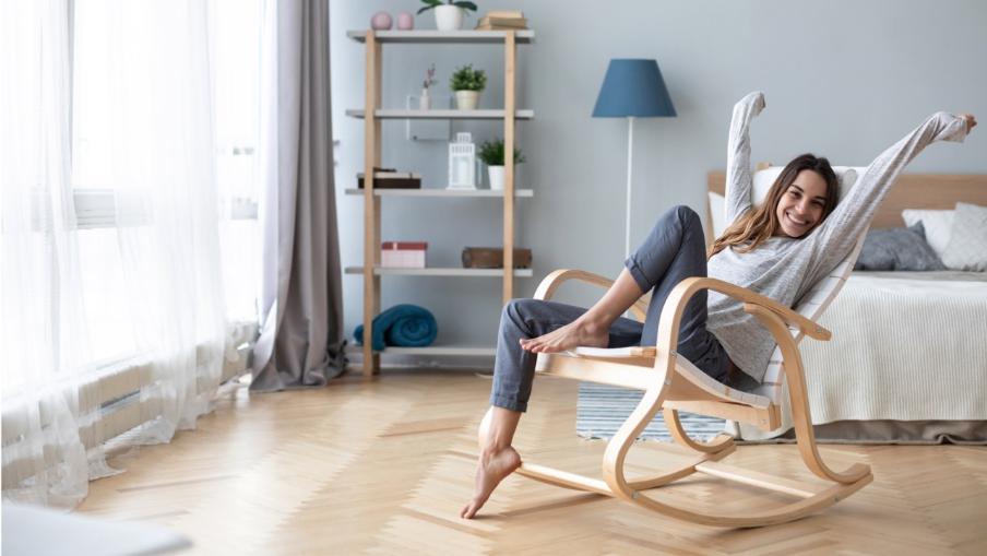 Frau relaxed im Wohnzimmer
