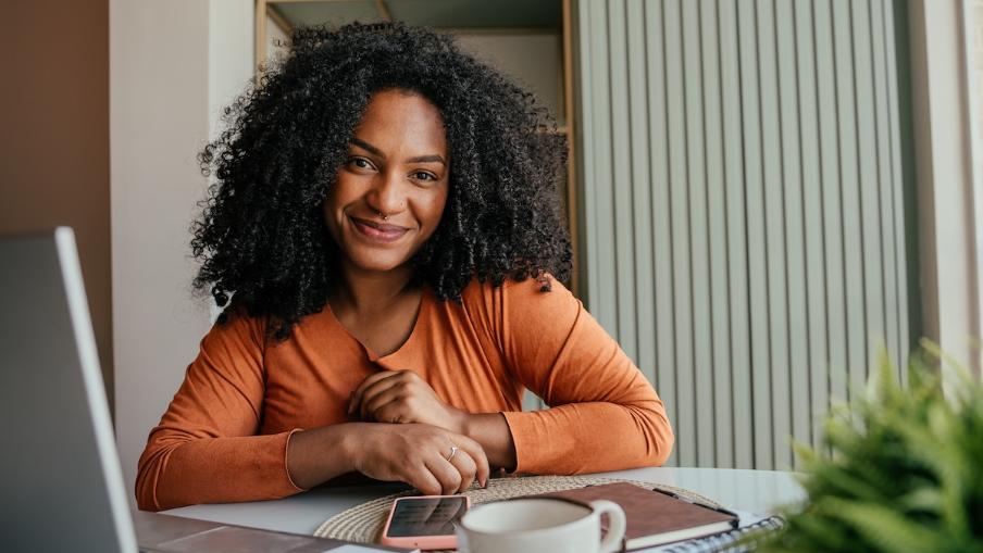 Zwei Frauen schauen sich an, vor ihnen ein laptop