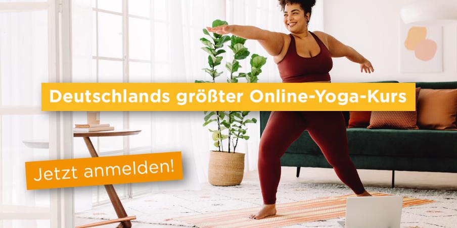 Curry Frau macht Yoga vorm Laptop