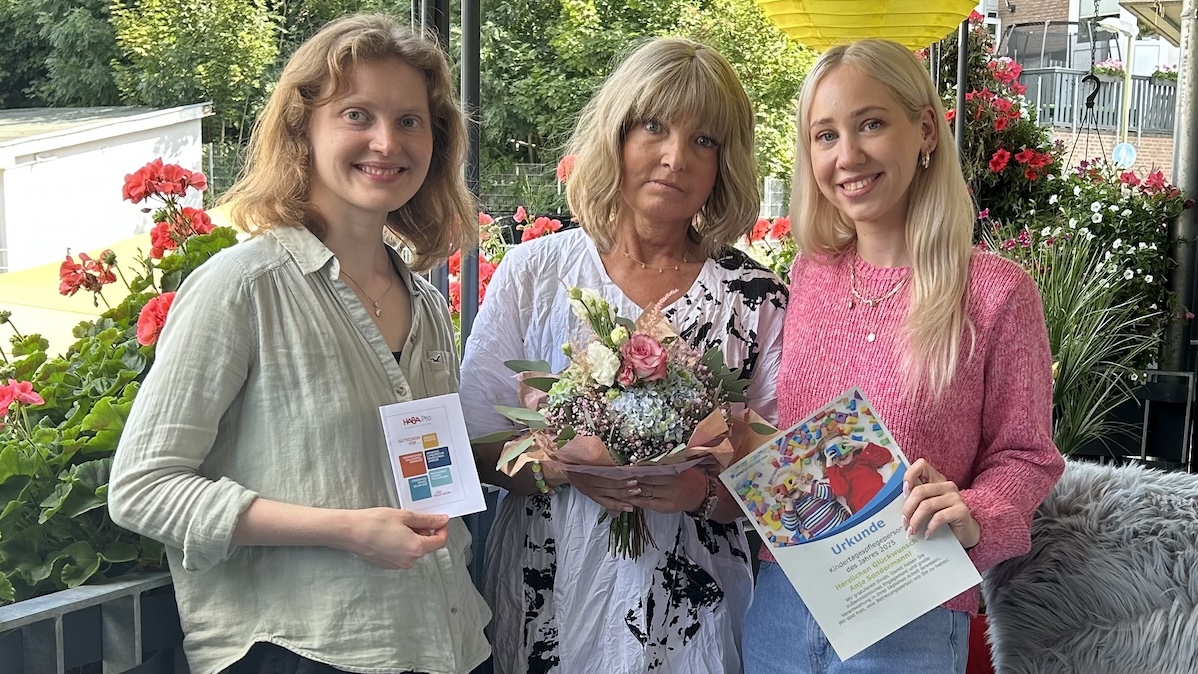 Anja Sondermann mit pme Teammitgliedern bei der Preisübergabe zur Kindertagespflegeperson des Jahres 2025