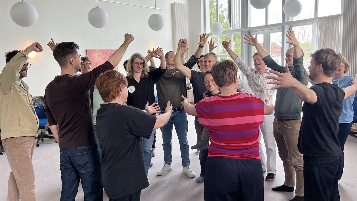 Auszubildende der School of Participation stehen zusammen in der Gruppe