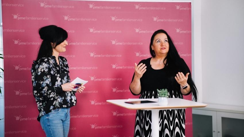 Zwei Frauen auf einer Bühne im Gespräch