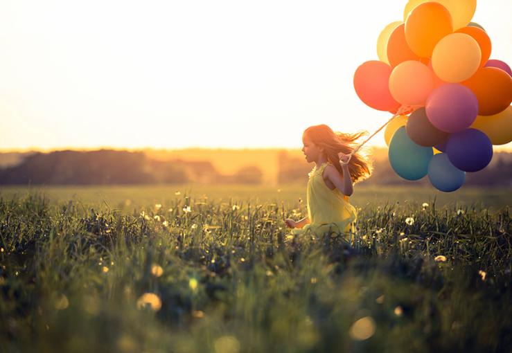 Mädchen mit vielen Luftballons